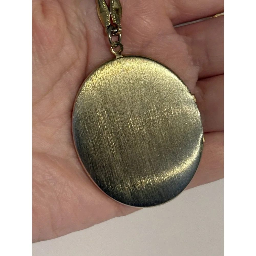 Vintage Gold Tone Oval Locket Necklace Floral Etched Photo Pendant 14